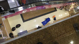 В ТЦ Премьер разбился парень, скатившись по перилам 