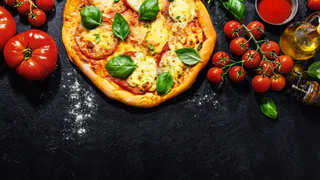 Бездрожжевая пицца без раскатки и без яиц – тесто мягкое внутри, хрустит сверху - через 15 минут готова
