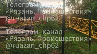 В Рязани рухнул строительный кран, едва не задев двух молодых людей