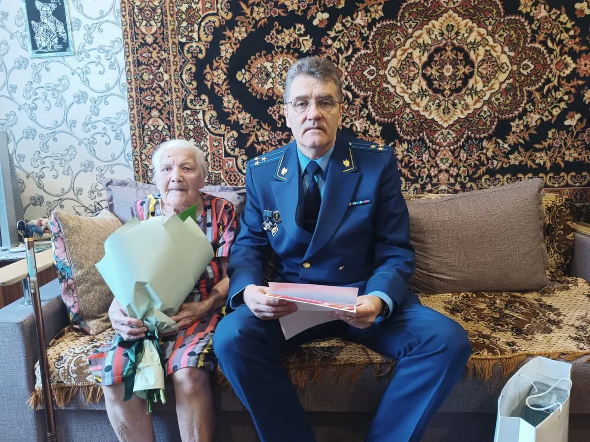 Прокурор Магнитогорска навестил ветерана Великой Отечественной войны в преддверии 80-летия Победы