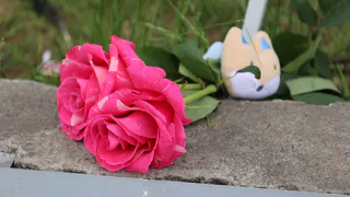 Жители Инты организовали стихийный мемориал после схода поезда