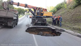 Около Кремлевского вала началась ликвидация порыва канализации