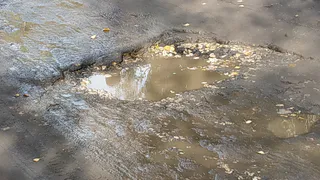 - Дорога разбита полностью! - водители опасаются ездить по улице Добролюбова