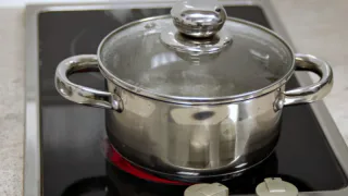 Запомните навсегда: известный шеф-повар сказал, нужно ли сливать первую воду при варке мяса