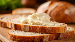 Нежная и сытная намазка на хлеб: готовится за 5 минут, съедается за 1 — в 100 раз вкуснее колбасы