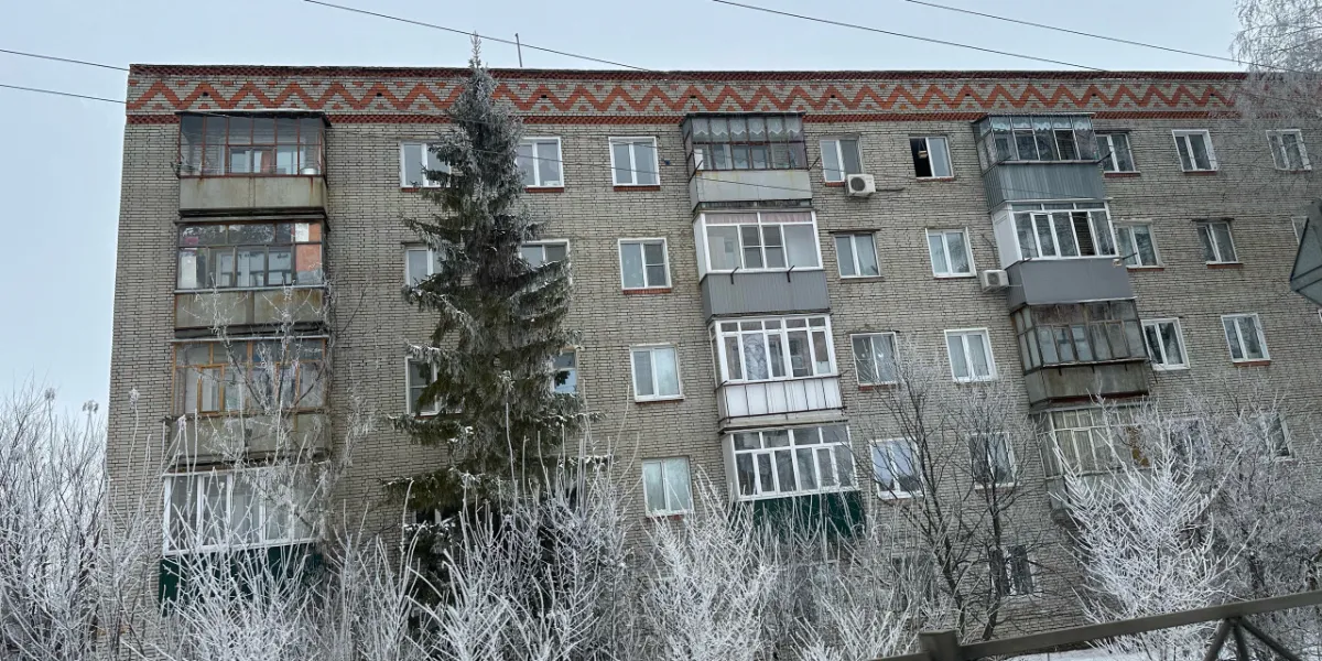 В Рязани засняли детей, прыгающих на газовой трубе жилого дома
