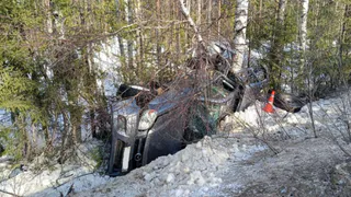 Два ДТП с Mazda в Коми: пикап улетел в кювет, а кроссовер сбил подростка на зебре