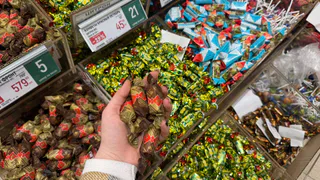 Взяла 5 конфет в "Пятерочке", продавец на кассе взвесил на 320 грамм. Вот так нас дурят в магазинах с обвесом