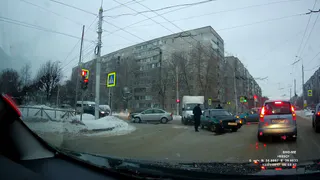 Утренние ДТП: легковушка вылетела с дороги на окружной и столкновение на светофоре