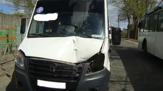 На улице Чкалова водитель маршрутки врезался в фургон. Пострадал 8-месячный ребёнок