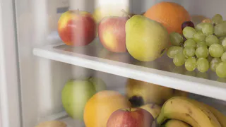 Берем 1 фрукт из холодильника и натираем им подмышки - эффективно блокирует потоотделение