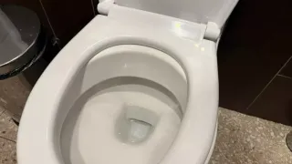 Половина стакана и унитаз как новый: рабочий способ чистки старой сантехники - сияет краше бриллианта