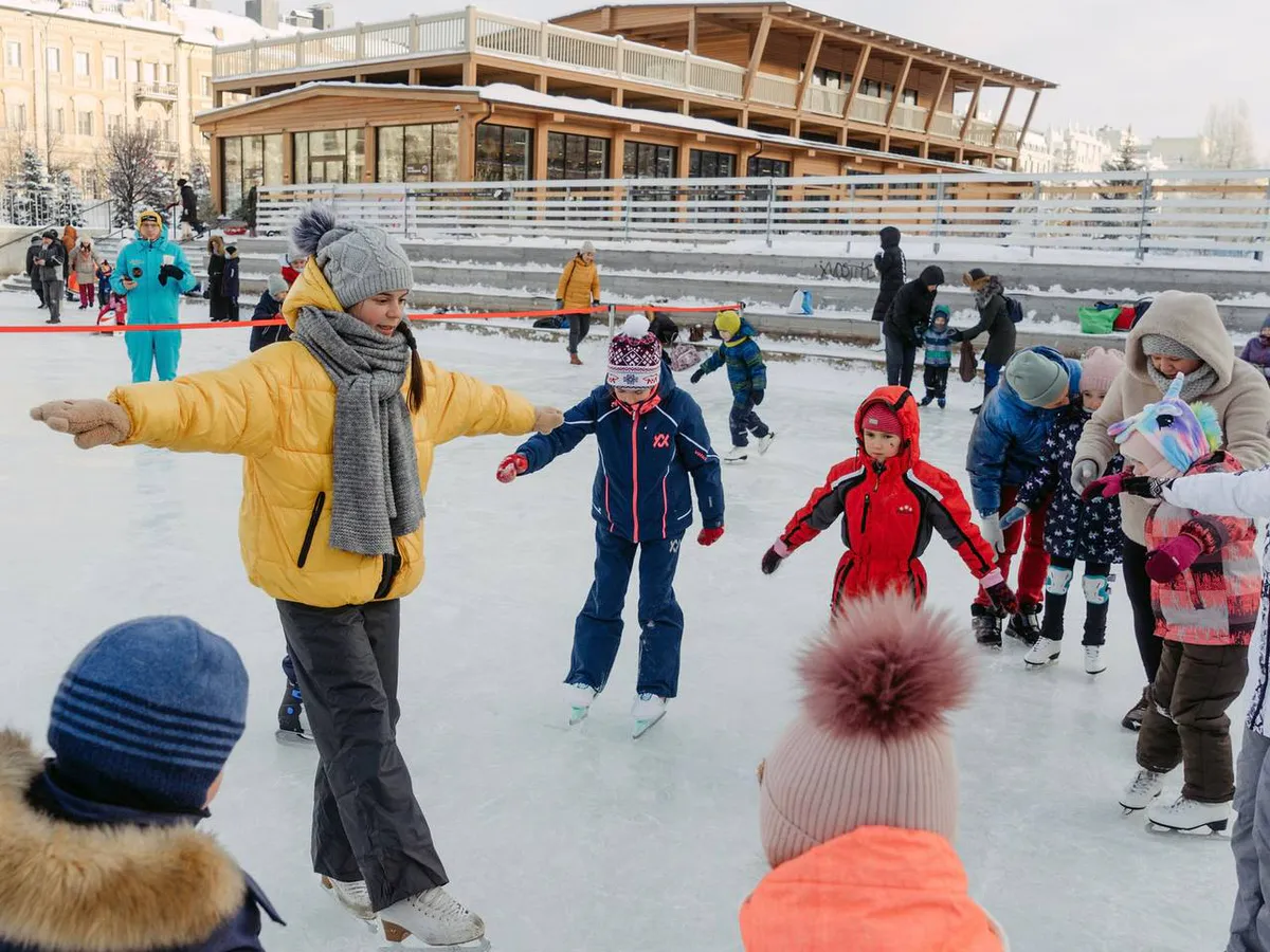 Из-за сильного снегопада в Казани закрыли каток на «Черном озере» и отменили уличный спектакль