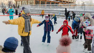 Из-за сильного снегопада в Казани закрыли каток на «Черном озере» и отменили уличный спектакль

