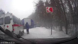 Последствия снегопада: под Рязанью на крутом повороте "сложилась" фура