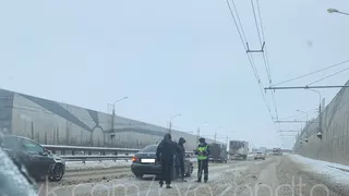 Из-за снежной каши: недалеко от ТЦ “М5 Молл” произошло ДТП