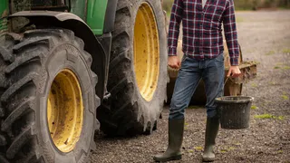 Челябинские мини-тракторы укрепляют оборону: техника региона помогает строить фортификационные сооружения на передовой