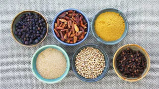 Поставьте у порога блюдце с этим до 17 сентября: и в 2025 году будете жить в достатке — убедитесь сами