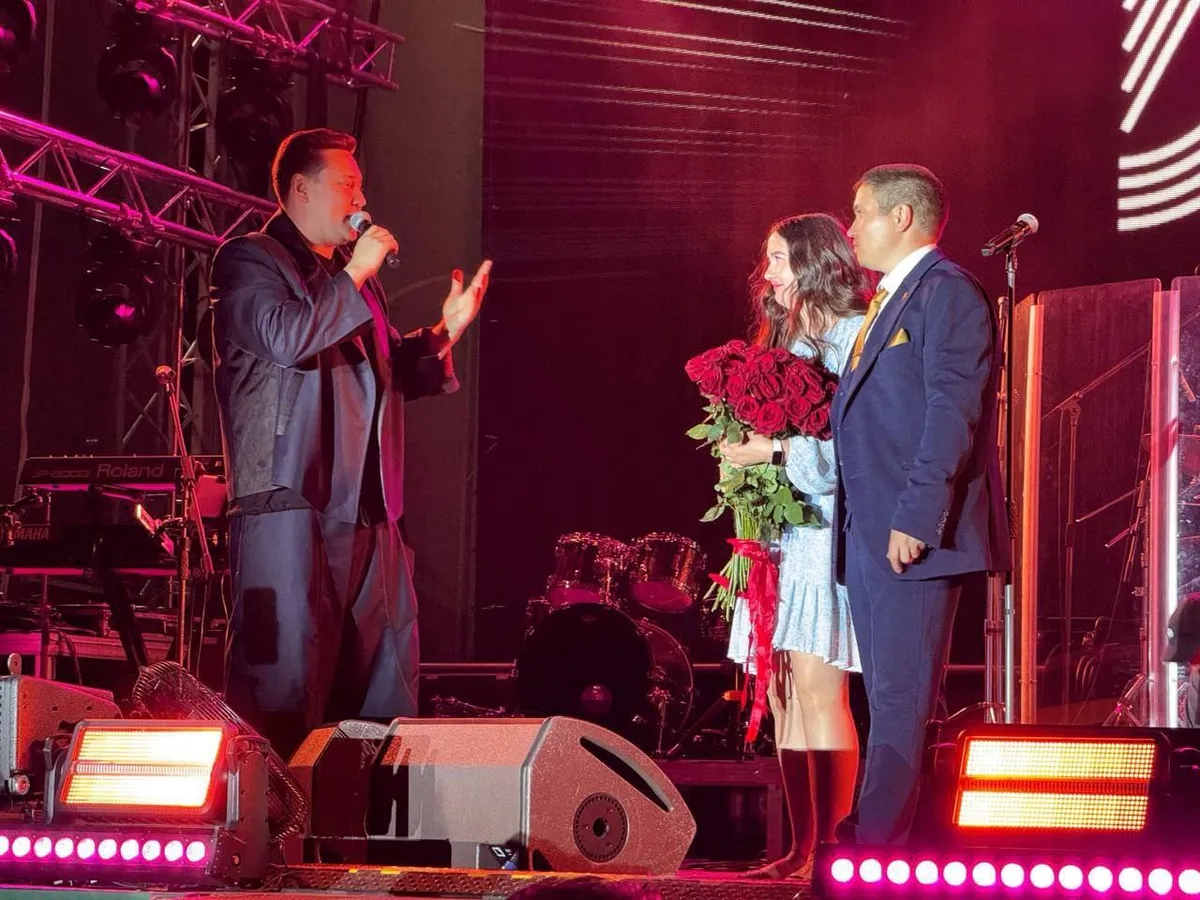 Любовь на сцене: нижнекамец сделал предложение в День нефтяника
