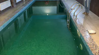 Ученица начальных классов едва не утонула в бассейне