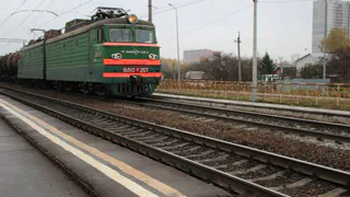 В Рязани девушка с коляской застряла на железнодорожных путях