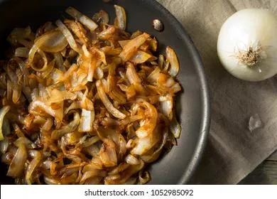 Названо средство, благодаря которому лук никогда не пригорит