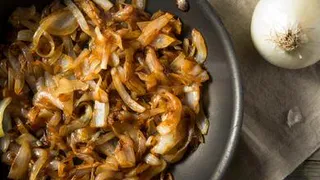 Названо средство, благодаря которому лук никогда не пригорит