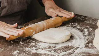 Научилась печь пирожки: тесто воздушное и очень хрустящее – опара поднимается без соды