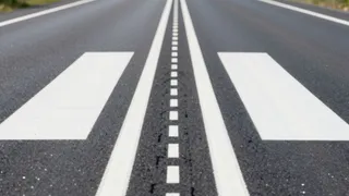 Пунктир между двумя сплошными: зачем нужна такая разметка и что она значит - обязан знать каждый водитель
