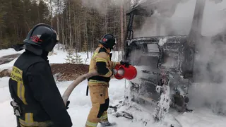 На трассе Сыктывкар — Ухта из-за проблем с электрикой сгорел грузовик