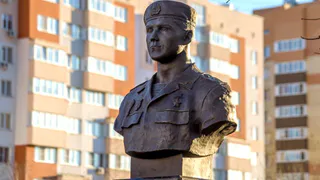 Торжественно: в Рязани открыли памятник Герою России Роману Соколову