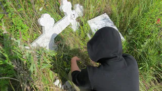 Вандалы затоптали могилы ветеранов и украли Знамя Победы в Кораблинском районе