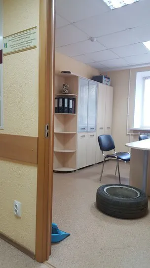 Нижнекамец принес испорченное колесо в администрацию