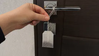 Чайный пакетик на дверной ручке стал моей любимой бытовой хитростью: дешево, просто и работает