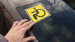 Незаконную парковку под знаком «Инвалид» предложили сделать разорительной