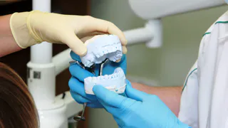 Кому положено бесплатное протезирование зубов: полный список льготных категорий от депутата Госдумы