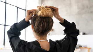 Втираю в корни 1 натуральный состав — волосы больше не выпадают кучею, стали гораздо гуще и сильнее, а причёска эффектнее