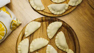 Смело хватайте 4 пачки - внутри натуральный состав: Роскачество назвало лучших производителей вареников с картофелем