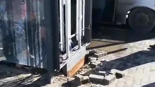 Дождались: остановку на Дом художника ремонтируют