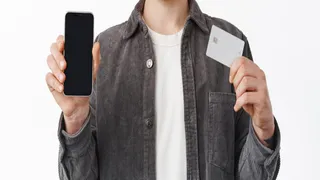 В Александровском районе мужчина украл два телефона и снял деньги с чужой карты