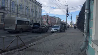 "Мерседес" влетел в ограждение возле библиотеки имени Горького