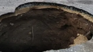 В Кузнецке перекрыли дорогу из-за крупного провала асфальта: Жители обеспокоены угрозой аварии