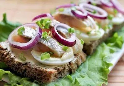 Делаем вкуснейшие бутерброды с сельдью и луком