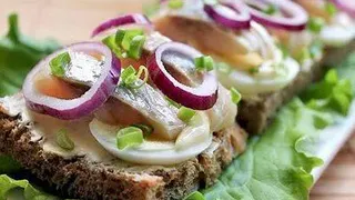 Делаем вкуснейшие бутерброды с сельдью и луком