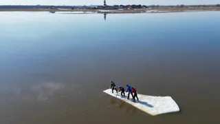 В Рязанском районе жители запечатлели «угон» льдины