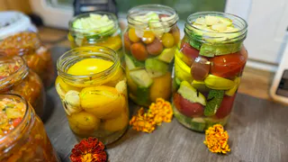 Закатываю по 30 банок каждый год и все равно мало. Подруга из деревни поделилась со мной рецептом сладких маринованных помидор