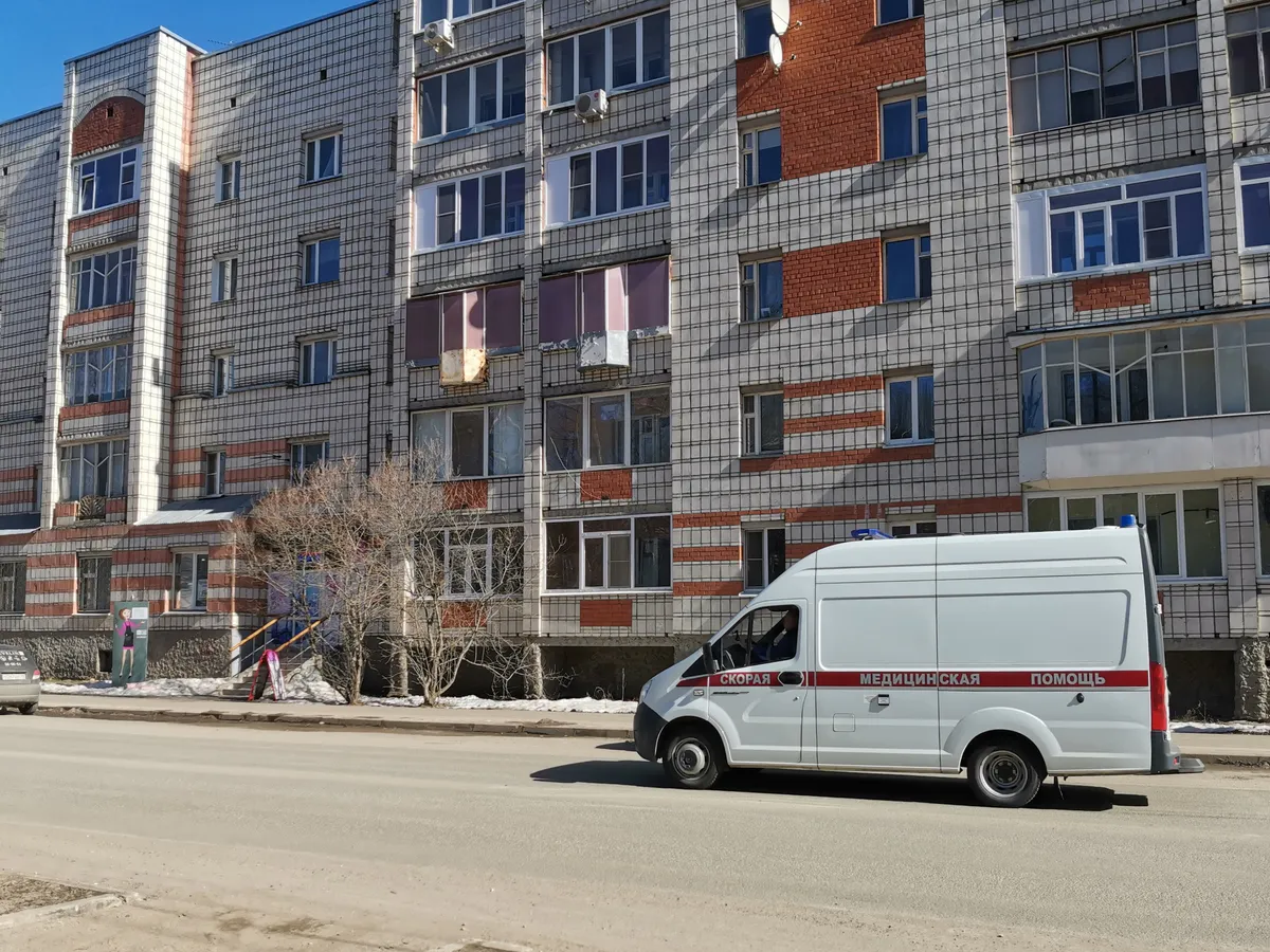 В Магнитогорске из окна 3-го этажа выпал 3-летний ребёнок