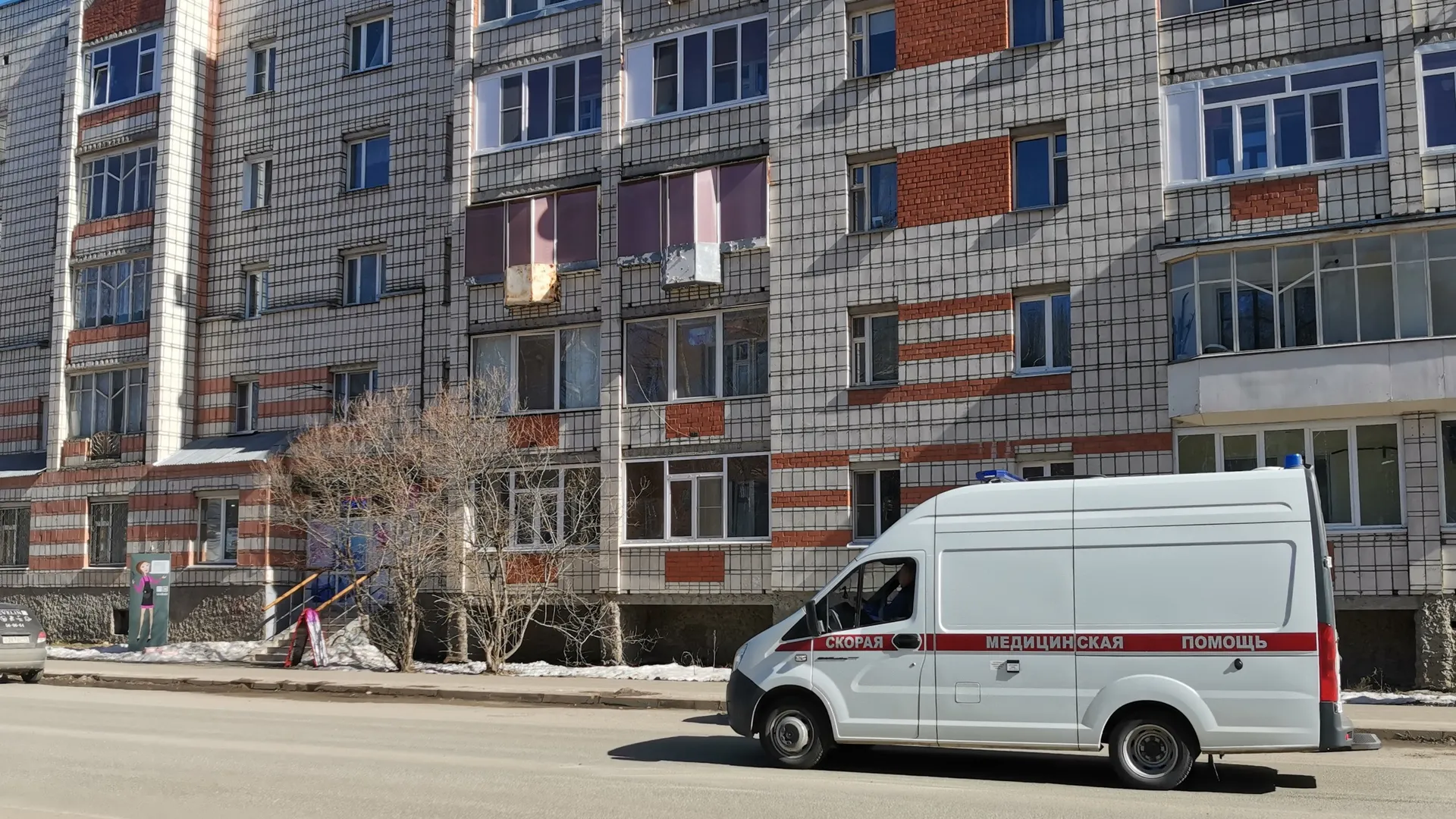 В Магнитогорске из окна 3-го этажа выпал 3-летний ребёнок
