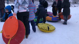 Опасно для жизни: катаясь на Лысой горе, мужчина с ребенком оказались в воде