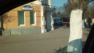 У здания горадминистрации появился автозак и машина Следкома